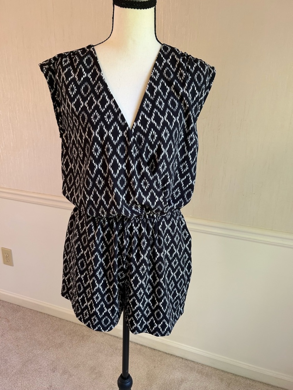 Banana Republic Black White Ikat Romper Size 2 Boho Tribal Print Surplice